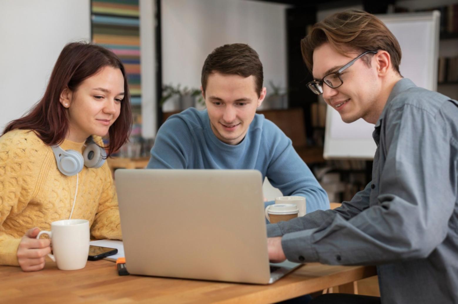 Réunion collaborative entre partenaires professionnels