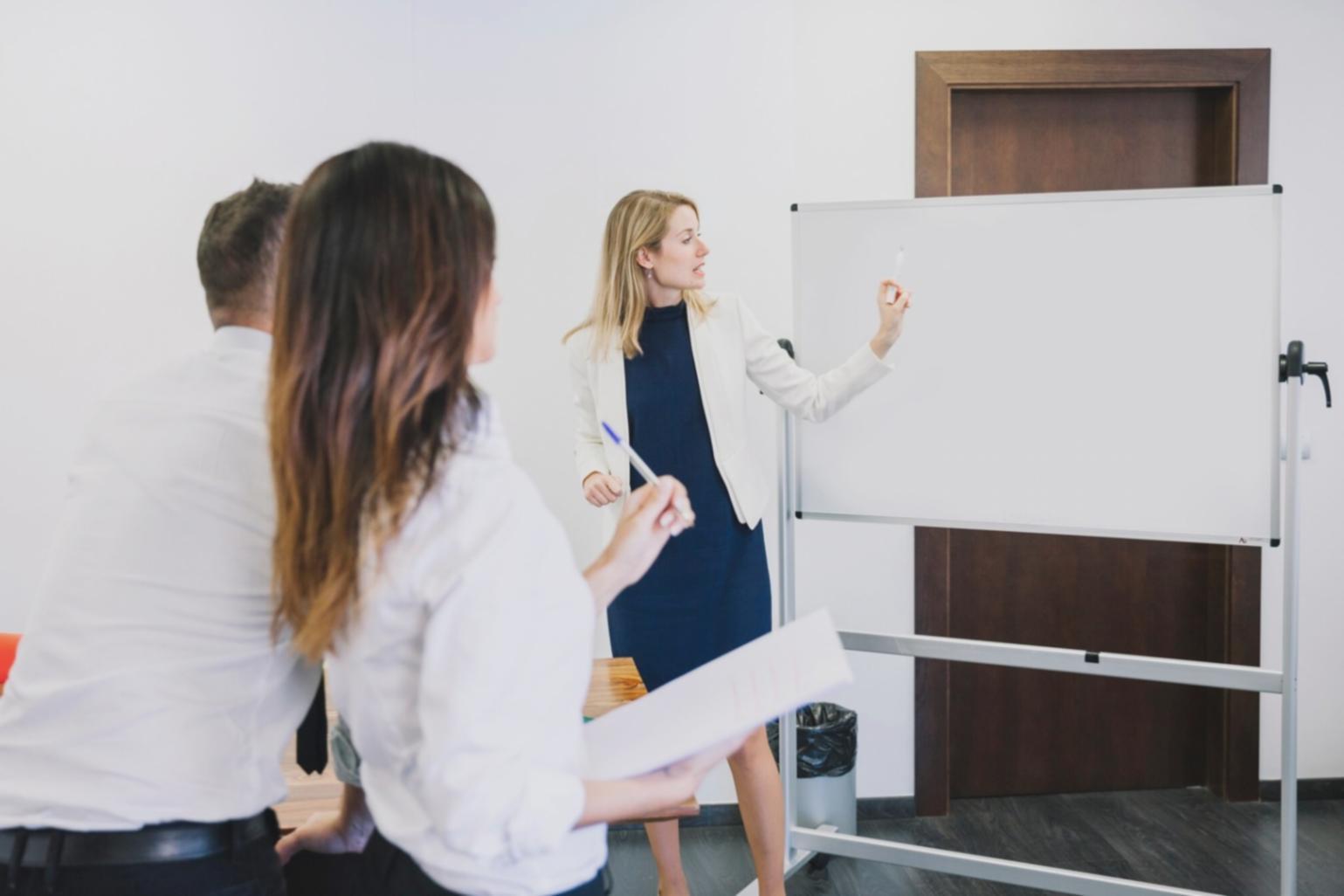 Session de formation avec tableaux financiers et échanges en groupe