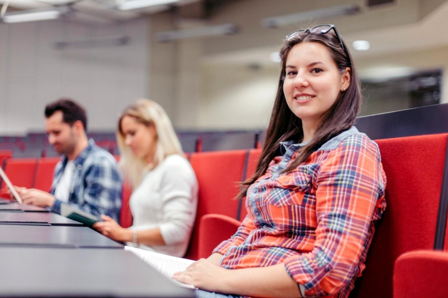 Participants travaillant sur des projections financières lors d'un atelier collaboratif